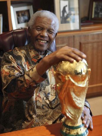 Mandela con la mano destra sulla Coppa del Mondo . Reuters